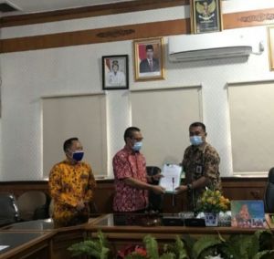 Sekwan DPRD Muarojambi Terima Berkas PAW Anggota DPRD PAN Dari KPU