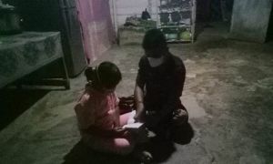 Sudah Anggap Adik Sendiri, Prada Wawan Bimbing Fika Belajar 