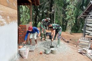 Dengan Cara Manual Anggota Satgas TMMD Kodim Sarko Ini Aduk Semen Dan Pasir