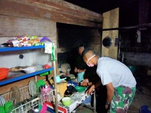 Bukti Kedekatan Satgas Dengan Orangtua Asuh, Bantu Memasak Di Dapur