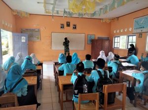 Berbekal Ilmu Agama, Serda Dandi  Turun Mengajar di SMP
