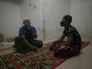 Usai Shalat Isya Berjamaah, Anggota Satgas Bincang Santai Dengan Warga Dusun 3