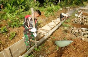 Tak Hanya Fokus Kerjakan Program TMMD, Pratu Budi Juga Turun Bantu Warga Buat Drainase