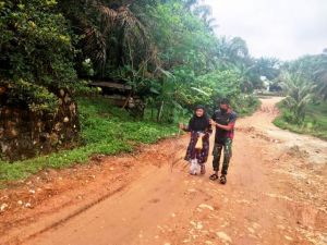 Spontanitas Prada Diki Papah Nenek di Sela Tugas TMMD Kodim 0420/Sarko