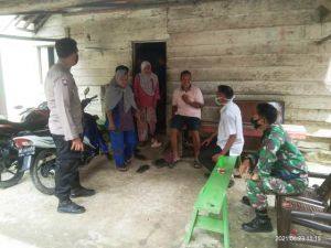 Anggota Satgas TMMD Kodim Sarko Datang ke Rumah-rumah Sosialisasi Agar Warga Terapkan Prokes
