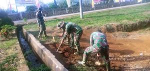 Satgas TMMD Gotong Royong Bersihkan Lingkungan Kantor Desa Bukit Beringin