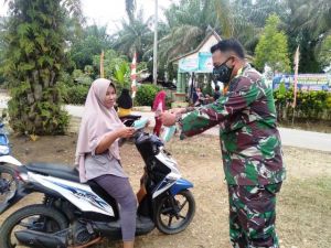 Imbau Warga Patuhi Prokes, Satgas TMMD juga Bagikan Masker