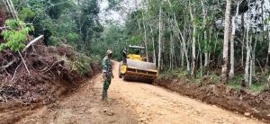 Satgas TMMD Kodim Sarko Awasi Pengerasan Jalan Hubungkan Kecamatan Bangko Barat- Tiang Pumpung