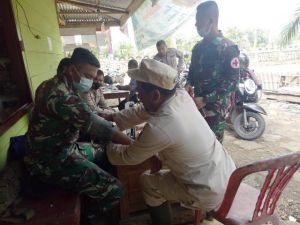 Tim Keslap Satgas TMMD Cek Kesehatan Satgas TMMD dan Warga Sebelum Bekerja