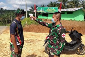 Pastikan Anggota Satgas Bebas Covid 19, Tim Keslap Cek Suhu Tubuh Sebelum Mulai Pekerjaan 