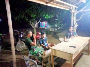 Satgas TMMD 111 Kodim Sarko Berbaur Bersama Ikut Ronda Malam