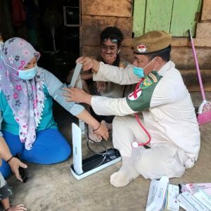 Tak Hanya Satgas, Tim Kesehatan Satgas TMMD Door To Door Cek Kesehatan Warga