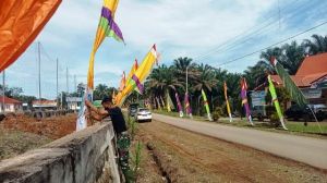 Anggota Satgas Kodim Sarko Pasang Umbul-Umbul Sambut Kunjungan Tim Wasev