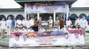 SAH Turun Langsung Serahkan Bantuan Dari Gerindra Kepada Korban Kebakaran Di Mendahara Tengah