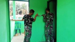 Selesai Dibangun,  Satgas TMMD 111 Kodim 0420/Sarko juga Pasang Instalasi Listrik Poskamling