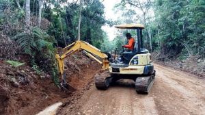 Gunakan Alat Berat, Satgas TMMD  Buat Parit Kanan-Kiri Jalan di Sasaran Pokok Desa Bukit Beringin