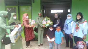 Persit Kodim Sarko Berbagi Kasih Bersama Anak anak PAUD di Lokasi TMMD