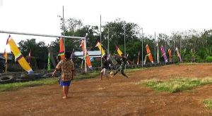 Berbagi Ilmu Tehnik Bermain, Satgas TMMD Bergabung Bersama Anak-anak Bermain Sepak Bola