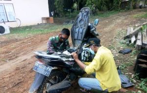 Mogok di Jalan, Satgas TMMD Bantu Perbaiki Motor Kadus 2 yang Rusak