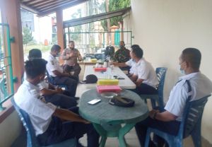 Babinkamtibmas dan Babinsa Beri Pengarahan ke Satpam RT 30 VGM, Salah Satunya Cegah Covid-19  