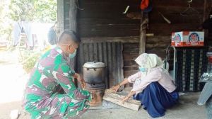 Anggota Satgas TMMD Kodim Sarko Rajin Bantu Orang Tua Asuh Memasak