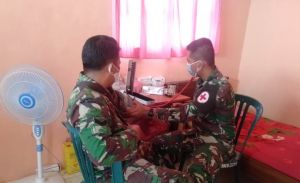 Tim Kesehatan Rutin Periksa Kesehatan Satgas Kodim Sarko di Desa Bukit Beringin