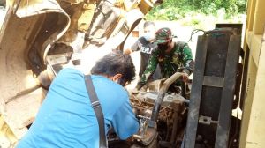Anggota Satgas TMMD Kodim Sarko Bantu Perbaiki Dump Truk Pengangkut Material Yang Mogok
