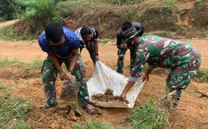 Siapkan Lantai Dapur, Satgas Kodim sarko Timbun Tanah Terlebih Dahulu