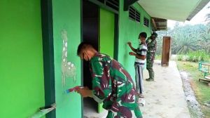 Kreatif.. Anggota Satgas TMMD Bersama Warga Lukis Dinding PAUD dengan Berbagai Gambar Edukatif