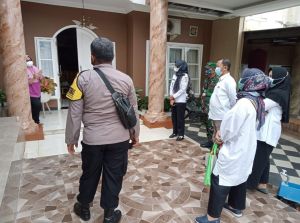 Lurah dan Satgas Mayang Mangurai Sambangi Warga Isoman di RT 30 VGM 