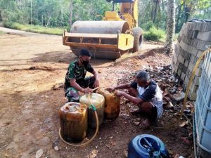 Satgas TMMD KOdim Sarko Bantu Isi BBM Alat Berat
