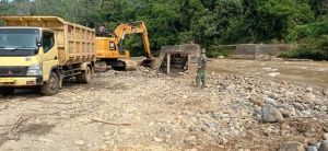 Penuhi Materian Pembangunan Jalan, Warga dan Anggota Satgas TMMD Ambil Pasir dan Batu di Sungai