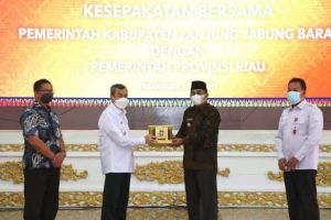 Jaga Hubungan Baik dan Tingkatkan Kerjasama, Bupati Tanjabbar dan Gubernur Riau Teken MoU