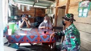 Saat Komsos Anggota Satgas TMMD Himbau Warga Terapkan Protokol Kesehatan