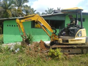 Hari ini Satgas TMMD Bersihkan Halaman Belakang PAUD Tunas Berkembang   