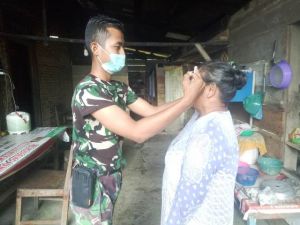 Peduli, Satgas TMMD Bantu Orang Tua Asuh Pakai Masker Cegah Covid-19
