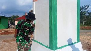 Di tengah Terik Matahari, Satgas TMMD Lakukan Pengecatan Percantik Tugu TMMD