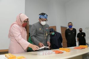 Jabar Salurkan Suplemen Vitamin dan Obat bagi Pasien COVID-19 Isoman