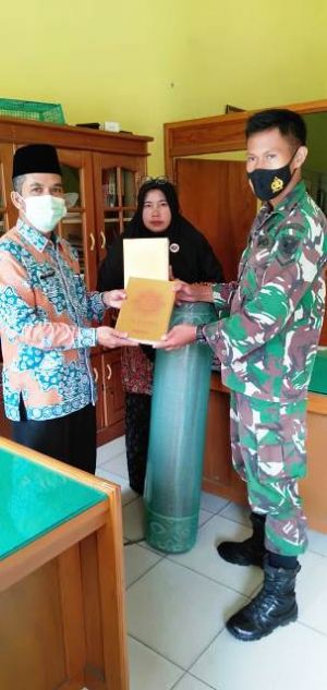 Dukung Kegiatan TMMD 111, Kemenag Merangin Salurkan Bantuan Al Qur'an dan Ambal
