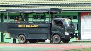 Staf Logistik Luncurkan Perlengkapan Ke Desa Bukit Beringin