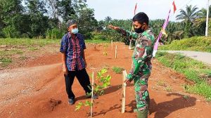 Satgas TMMD Komsos Dengan Warga Desa BUkit Beringin Tentang Manfaat Penanaman Pohon
