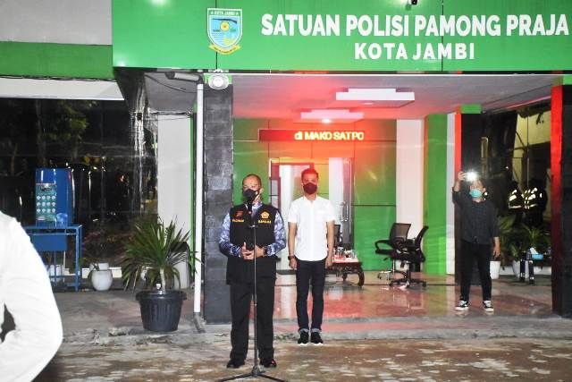 Kapolda Jambi mmeimpin pimpin Apel PPKM di Kantor Satpol PP Kota Jambi