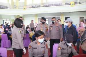 Kerahkan Bintara Muda saat Vaksinisasi di UIN Jambi, Kapolda : Bantu Ringankan Nakes