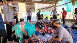 Kapolsek Tabir Ulu Bagikan Daging Qurban ke Masyarakat
