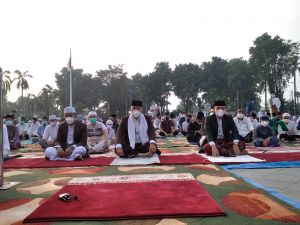 Ketua DPRD Provinsi Jambi Edi Purwanto Shalat Idul Adha di Lapangan Kantor Walikota Jambi 