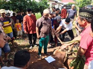 Kapolres Merangin Bagikan Daging Qurban ke Warga Yang Terdampak PPKM Mikro