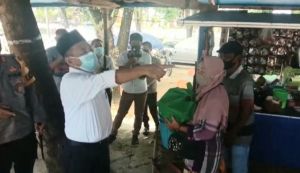 Plt Bupati Salurkan Bantuan Sosial Dampak Covid-19 