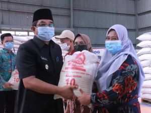 Bantuan Beras PPKM di Tanjabbar Mulai Disalurkan, Warga : Setidaknya Mengurangi Beban Kami 