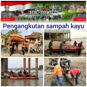 Bersama DLH Kota Jambi, Anggota TNI Bersihkan Tumpukan Kayu di Tiang Gentala Arasy