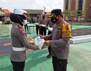 Polres Tanjabbar Salurkan 6 Ton Beras Bantuan PPKM, Kapolres: Masyarakat Tidak Boleh Panik